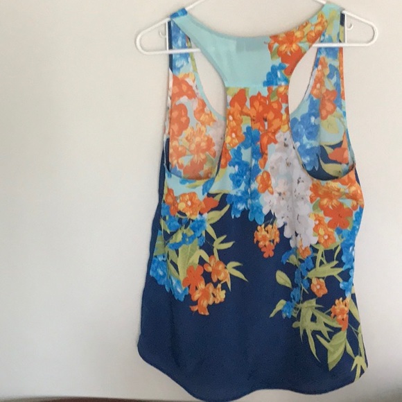 Beautiful floral top by Apt 9. Size Large  NWOT - Picture 2 of 5